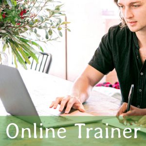 Online Trainer vor Computer